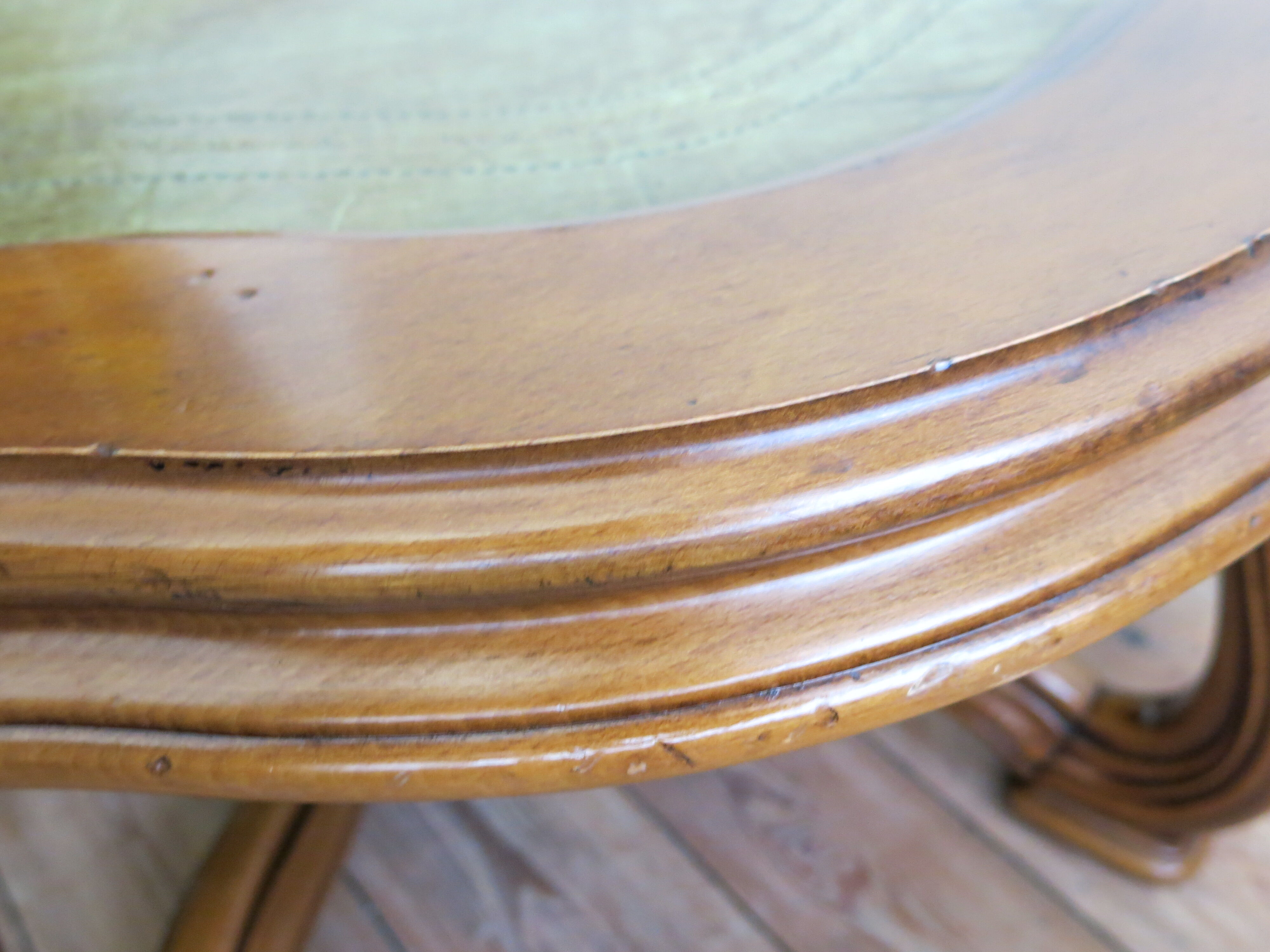 Table basse English Regency en acajou sculpté et cuir olive