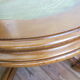Table basse English Regency en acajou sculpté et cuir olive