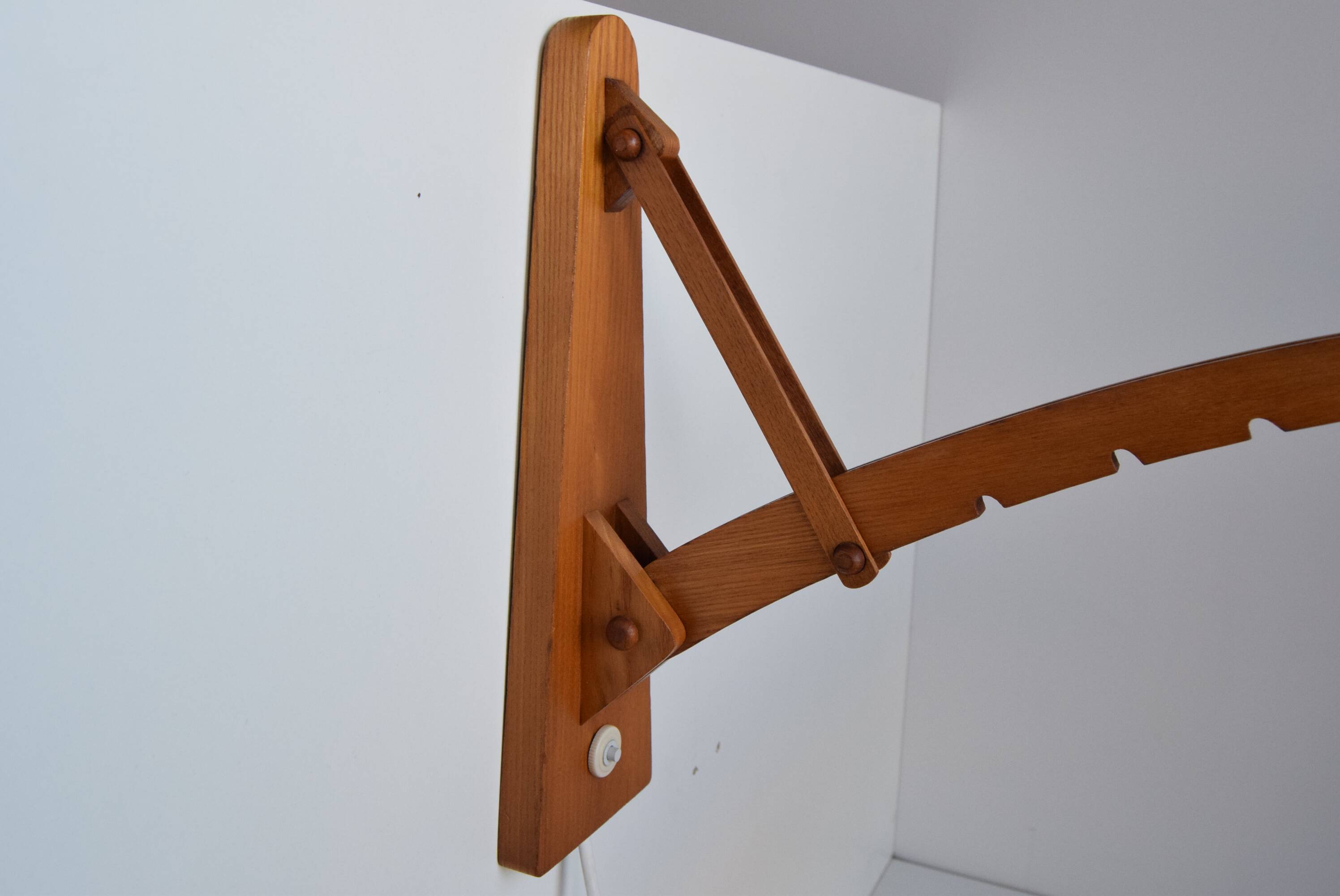 Adjustable wooden wall lamp 1960s by Pokrok Žilina, Czechoslovakia.