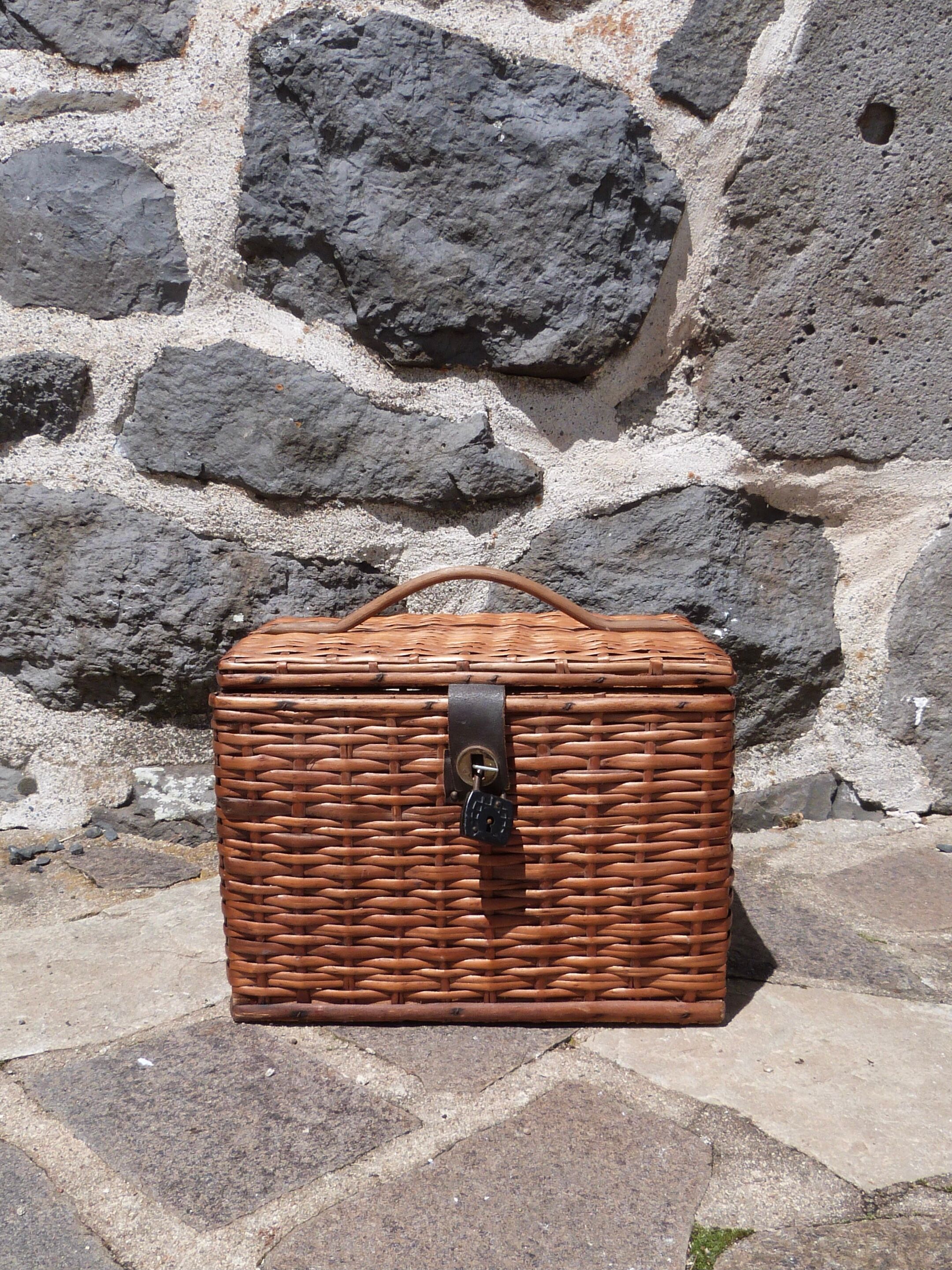 Wicker basket with padlock