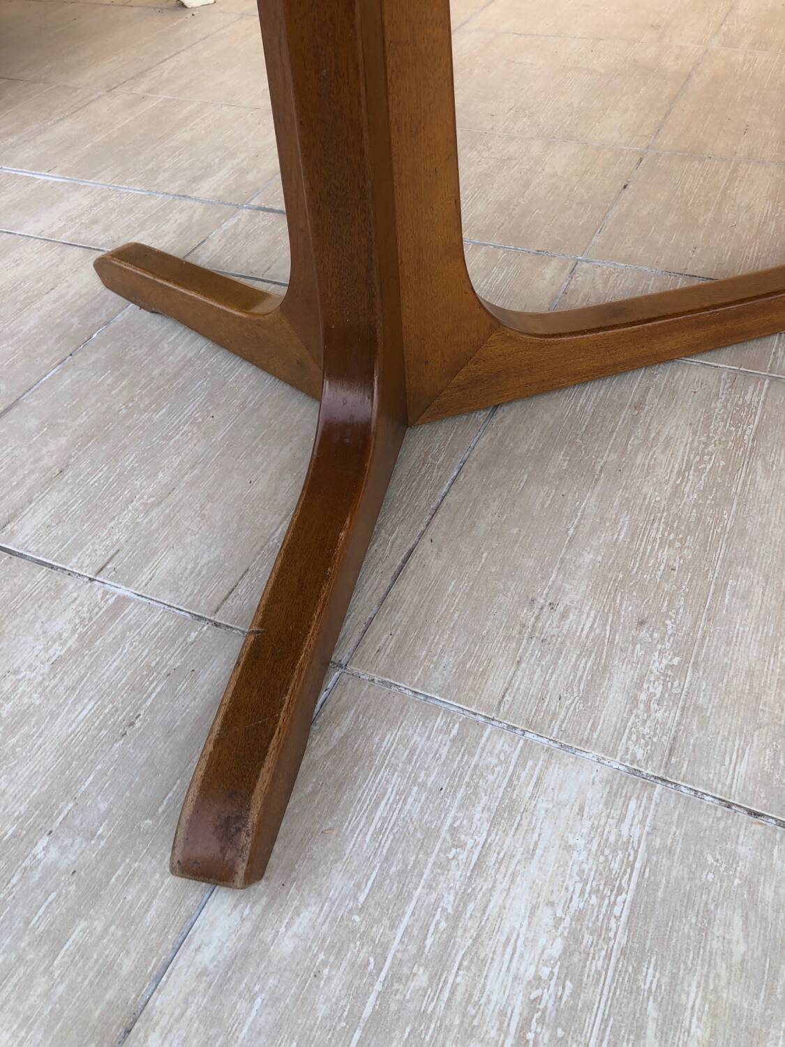 Baumann extendable oval dining table