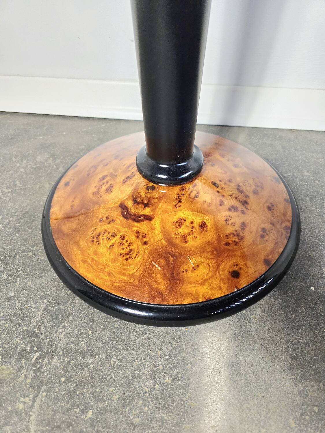 Table d'appoint en noyer et bois ébène de style Art Déco
