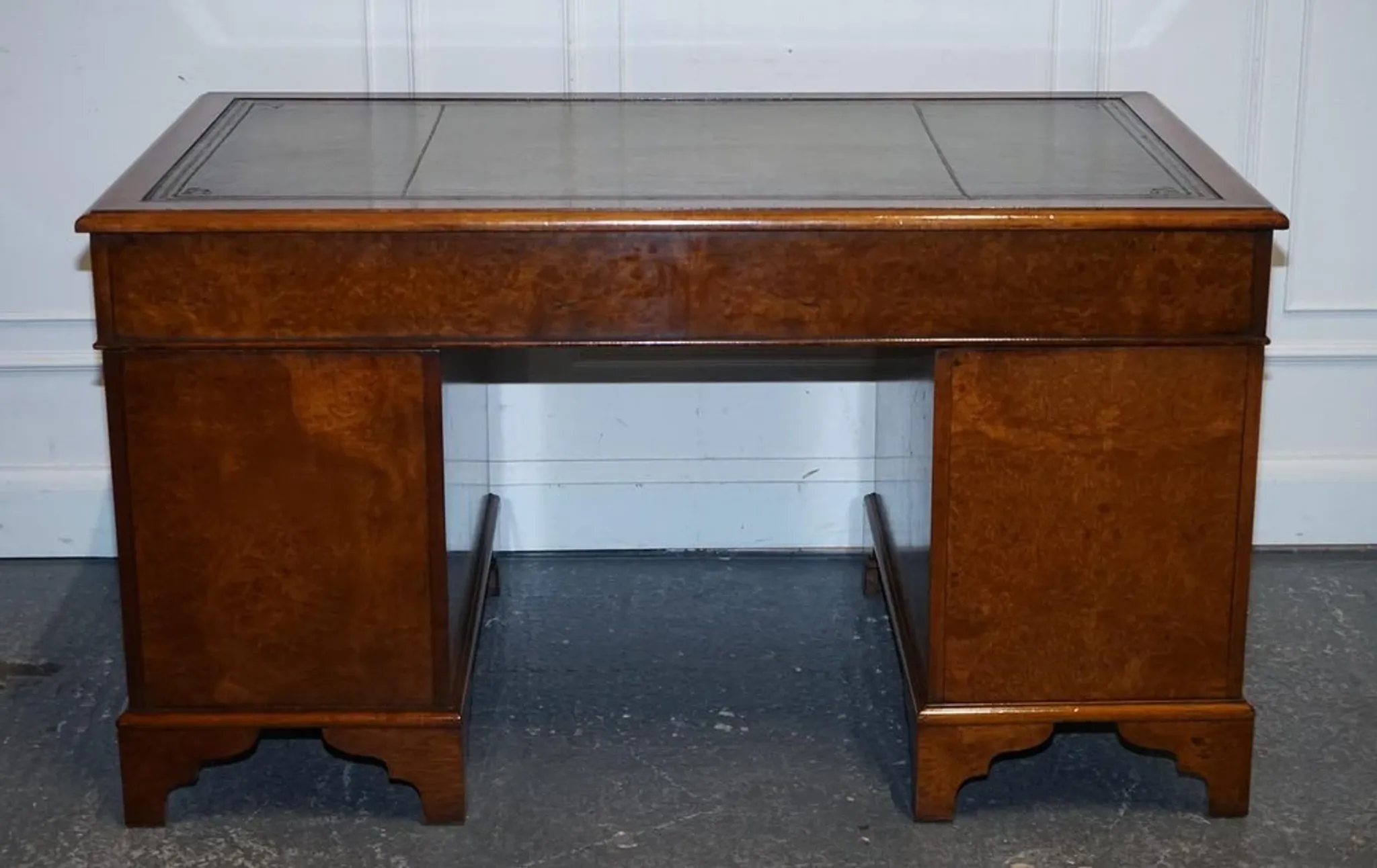 Victorian Pedestal Desk in Walnut and Hand-Dyed Leather