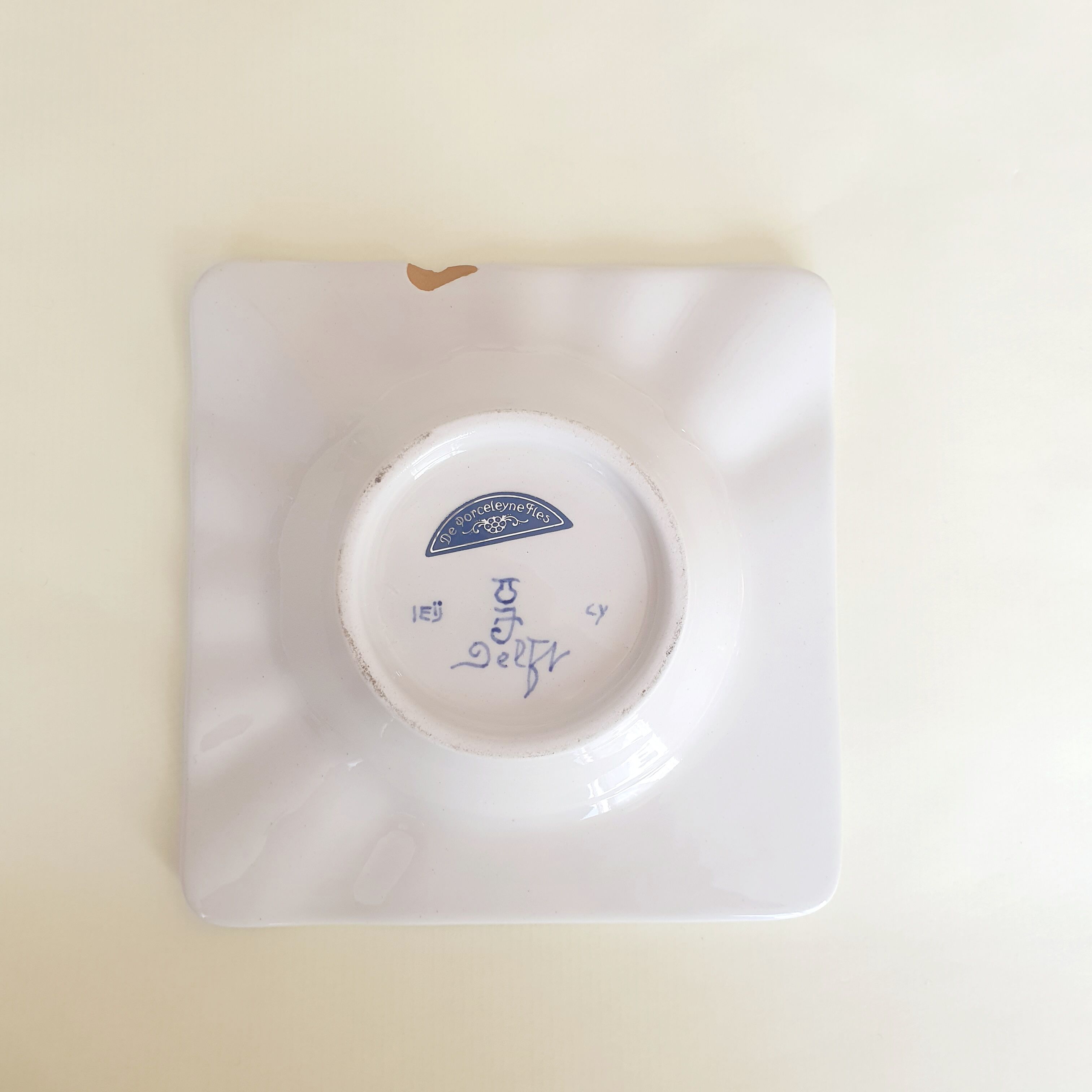 Delft porcelain pocket-empty ashtray