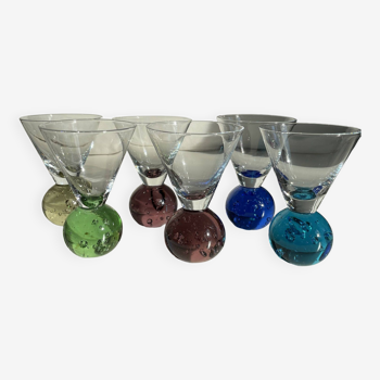 Ensemble de 6 verres à liqueur coloré du milieu du siècle en verre bullé avec tige en forme de boule