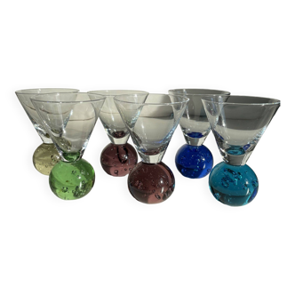 Ensemble de 6 verres à liqueur colorés du milieu du siècle en verre bullé avec tige en forme de boule