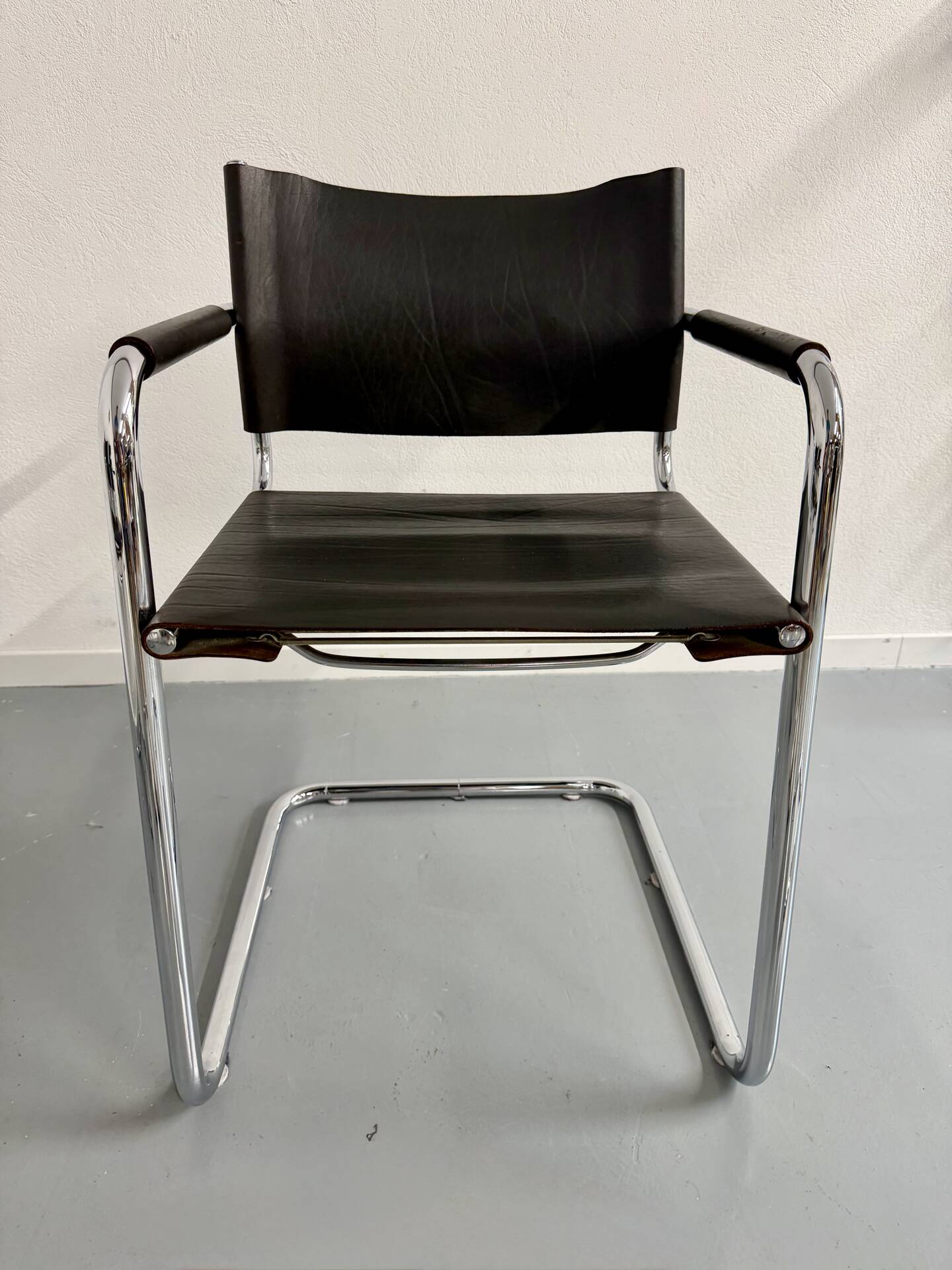Lot of 5 tubular metal leather chairs, Bauhaus design, vintage 1970s.