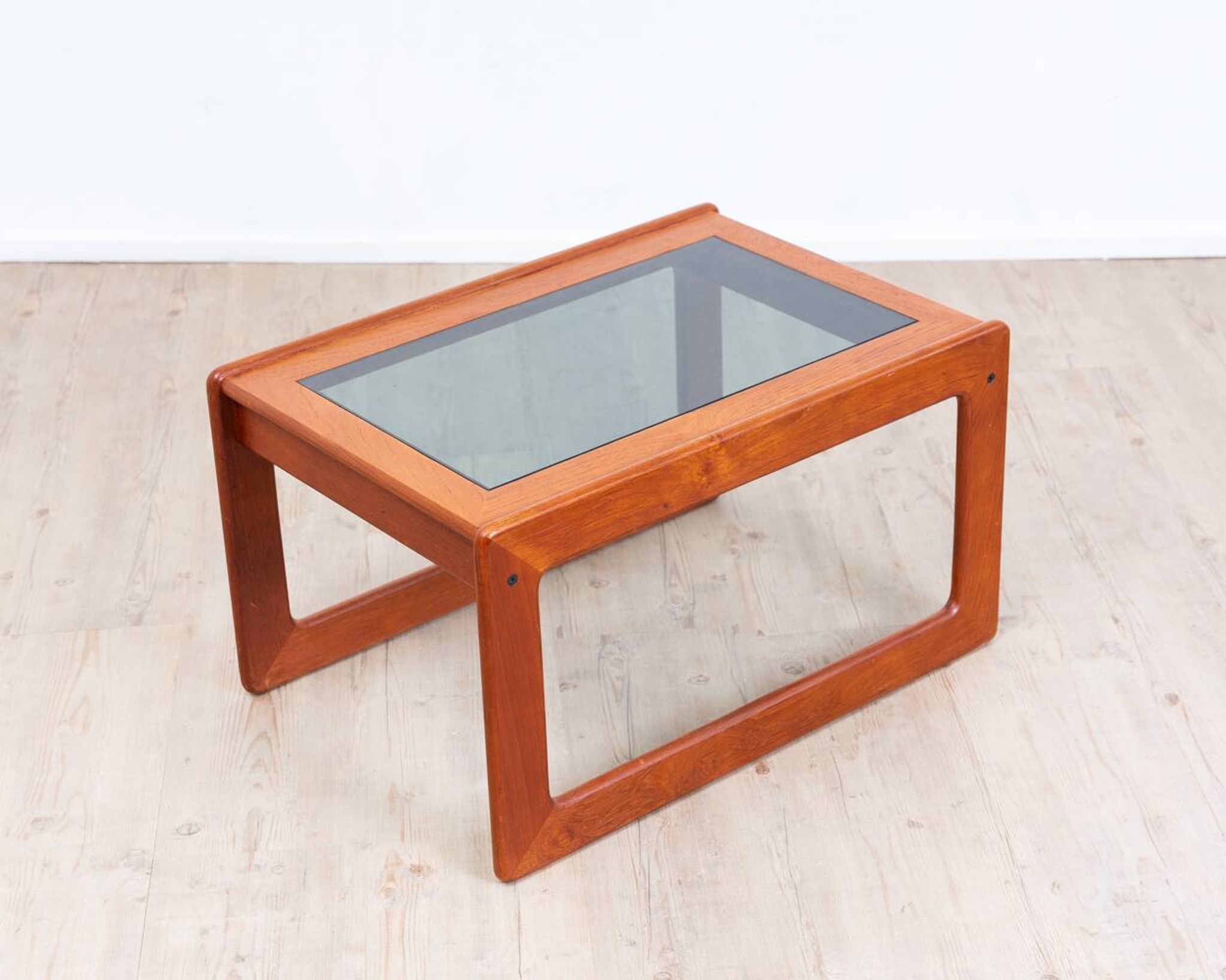 Table basse danoise en teck. Fabricant Komfort Danemark. Années 70
