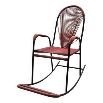 Chaise berçante en métal rouge vintage, cordon en plastique graphique avec dossier en éventail, années 1960.