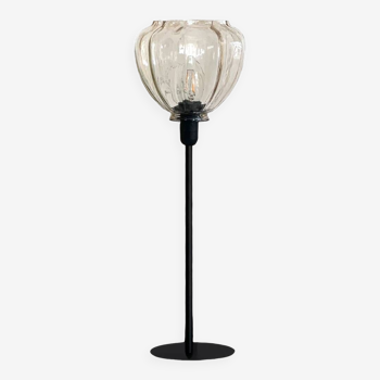 Lampe à poser avec un globe strié en forme d'étoile et un pied noir