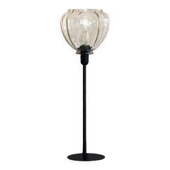 Table lamp with a striated star-shaped globe and a black base