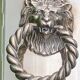 Paire de seaux à champagne anciens en métal argenté, décor têtes de lions