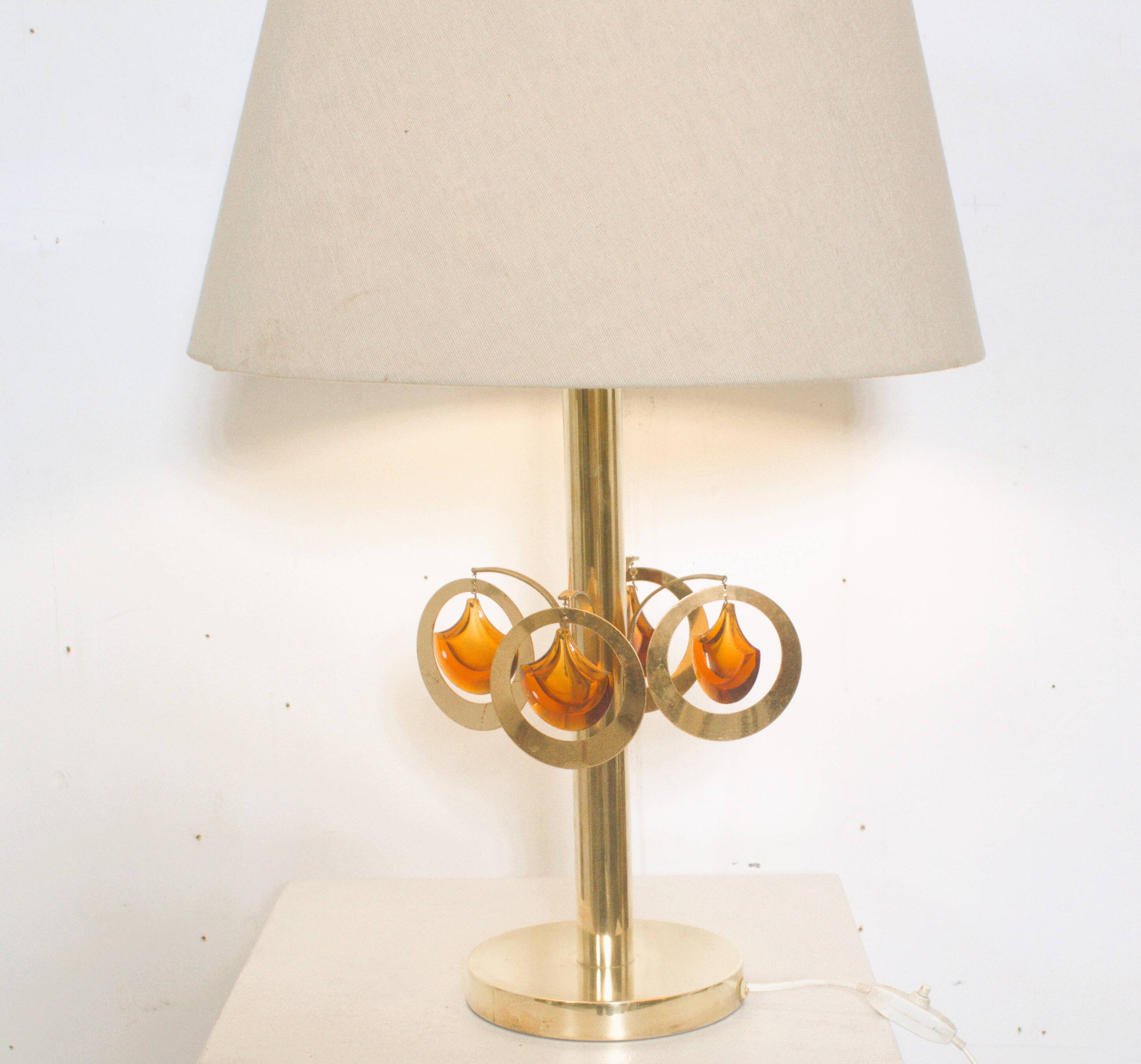 Lampe de table en laiton avec ornements en verre couleur ambre ca  1970