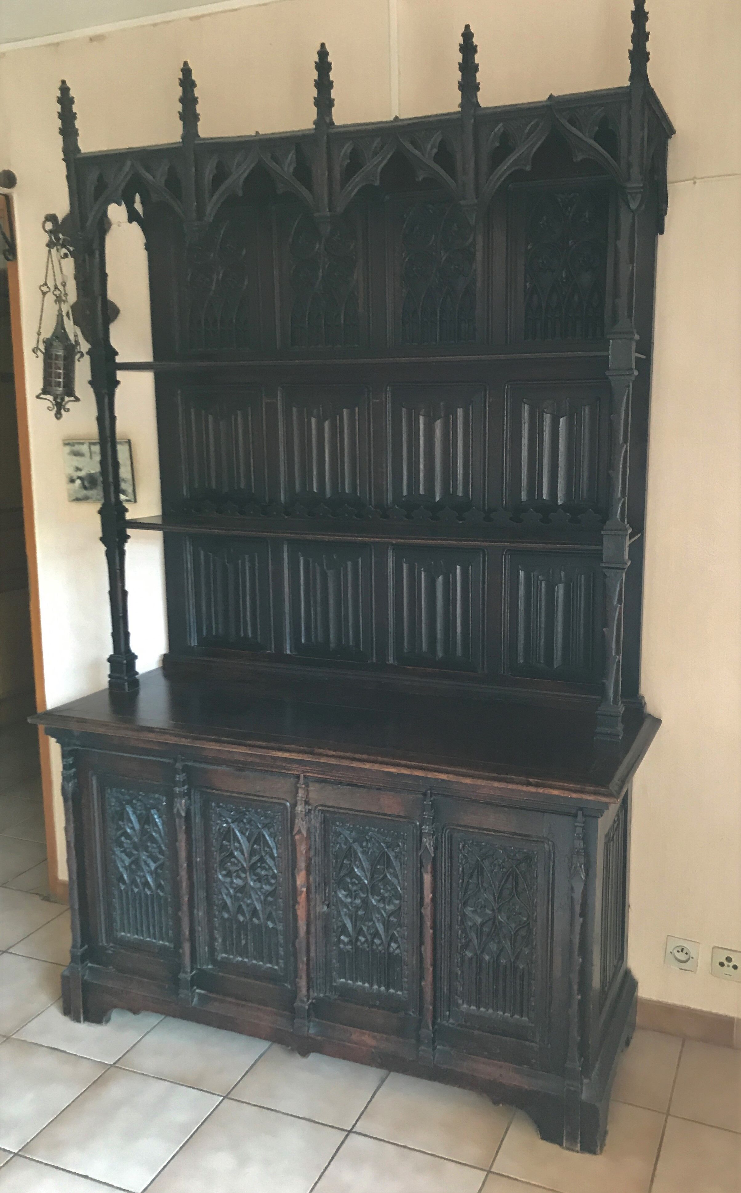 Vaisselier Gothic style