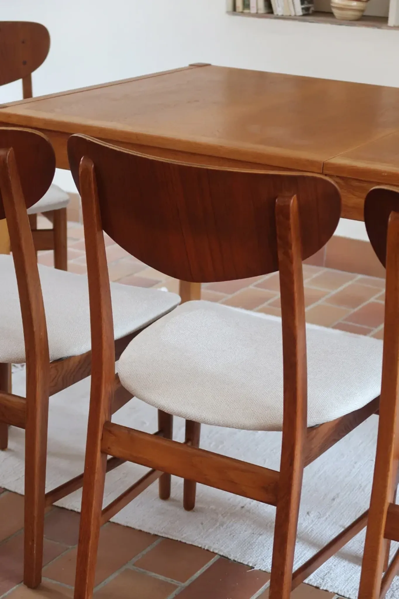 Set of 5 Scandinavian teak chairs from the 1960s, with curved backrest.