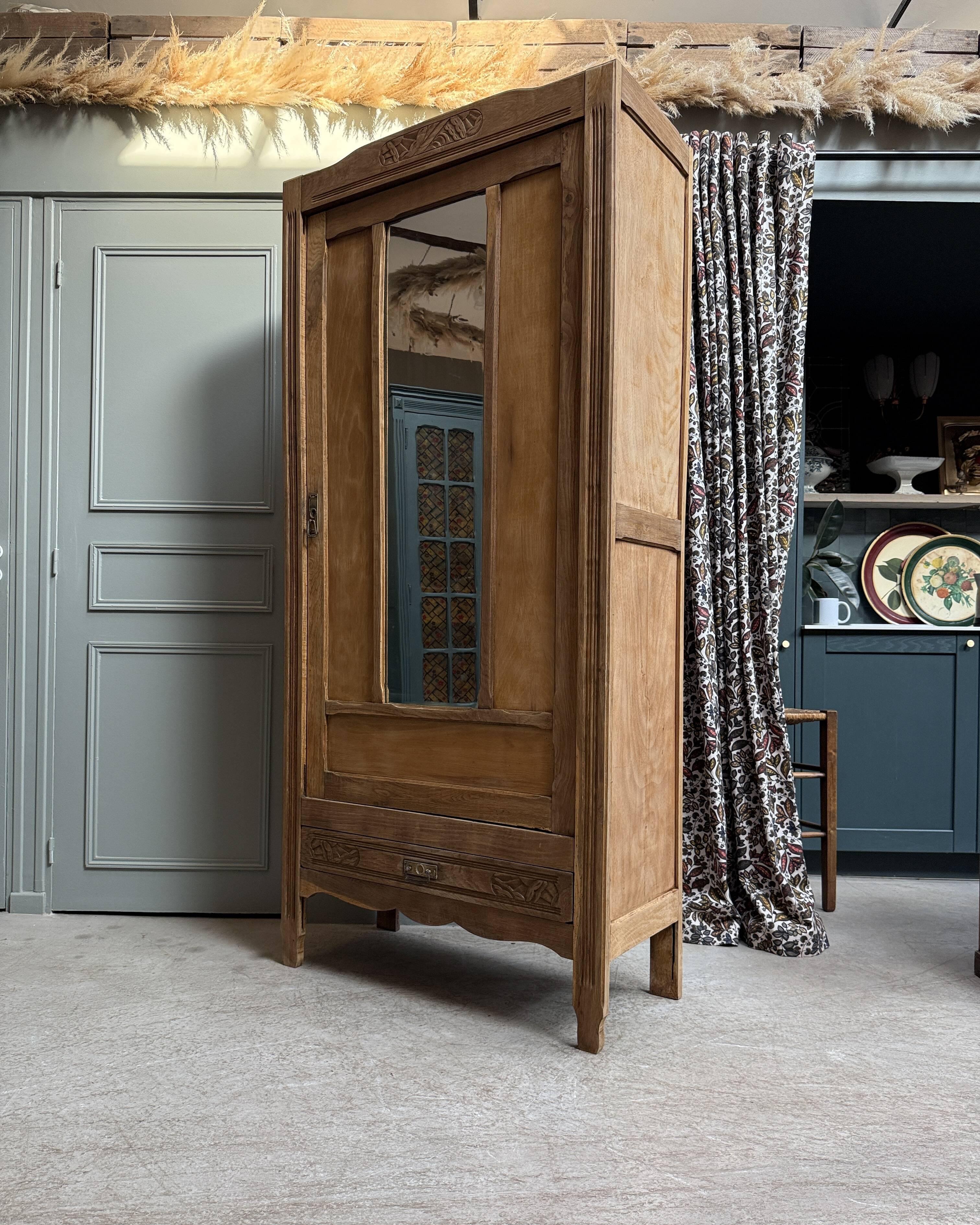 Renovated Art Deco bonnetière