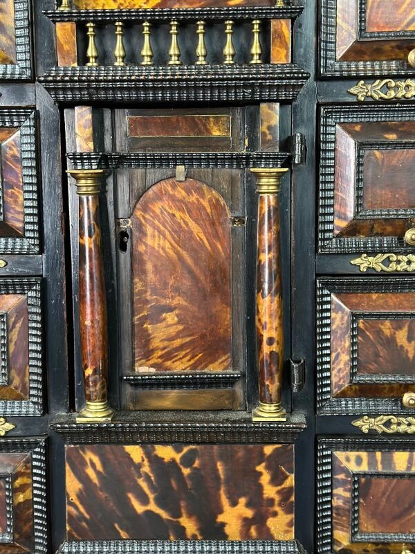 Cabinet en bois noirci et écaille blonde, Italie fin XVIIe siècle