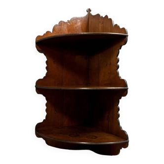 Etagère d'angle de forme violonée en noyer vers 1850