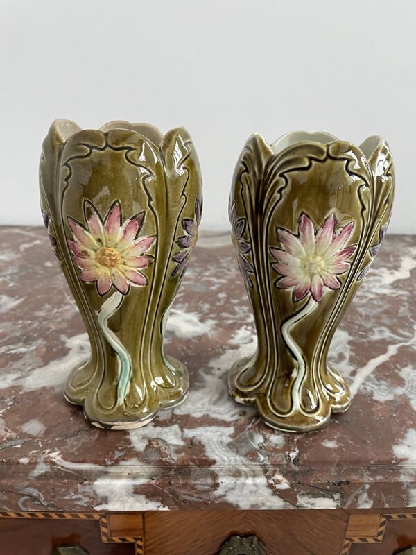 Vases en barbotine, paire, Art Nouveau, faïencerie DE BRUYN, signés, numéro