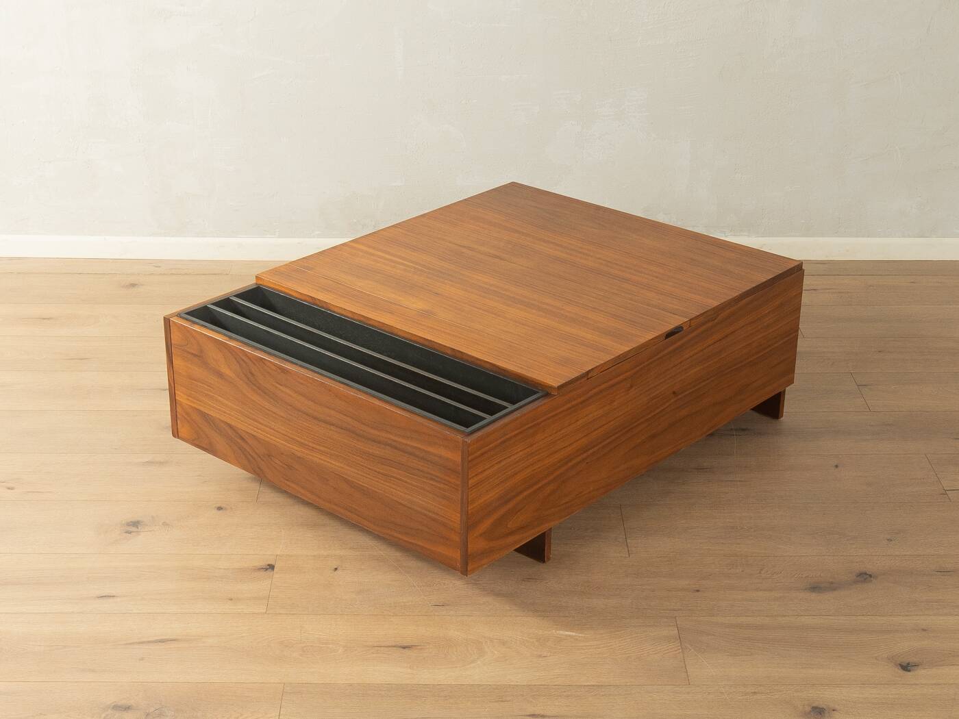 Elegant 1960s walnut veneer coffee table