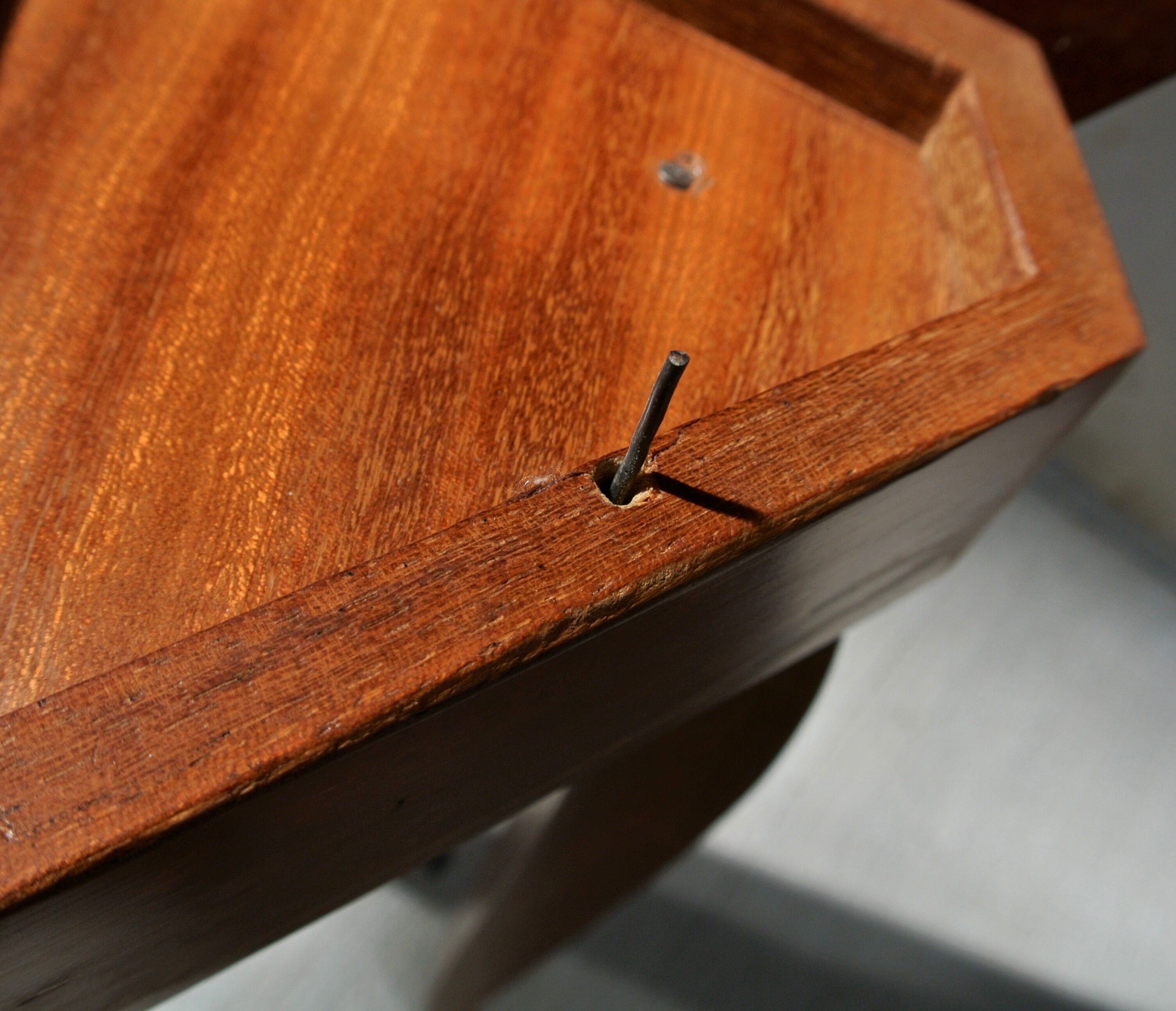 Musical coffee table of triangular shape, fruit wood, tray and feet with marquetry décor