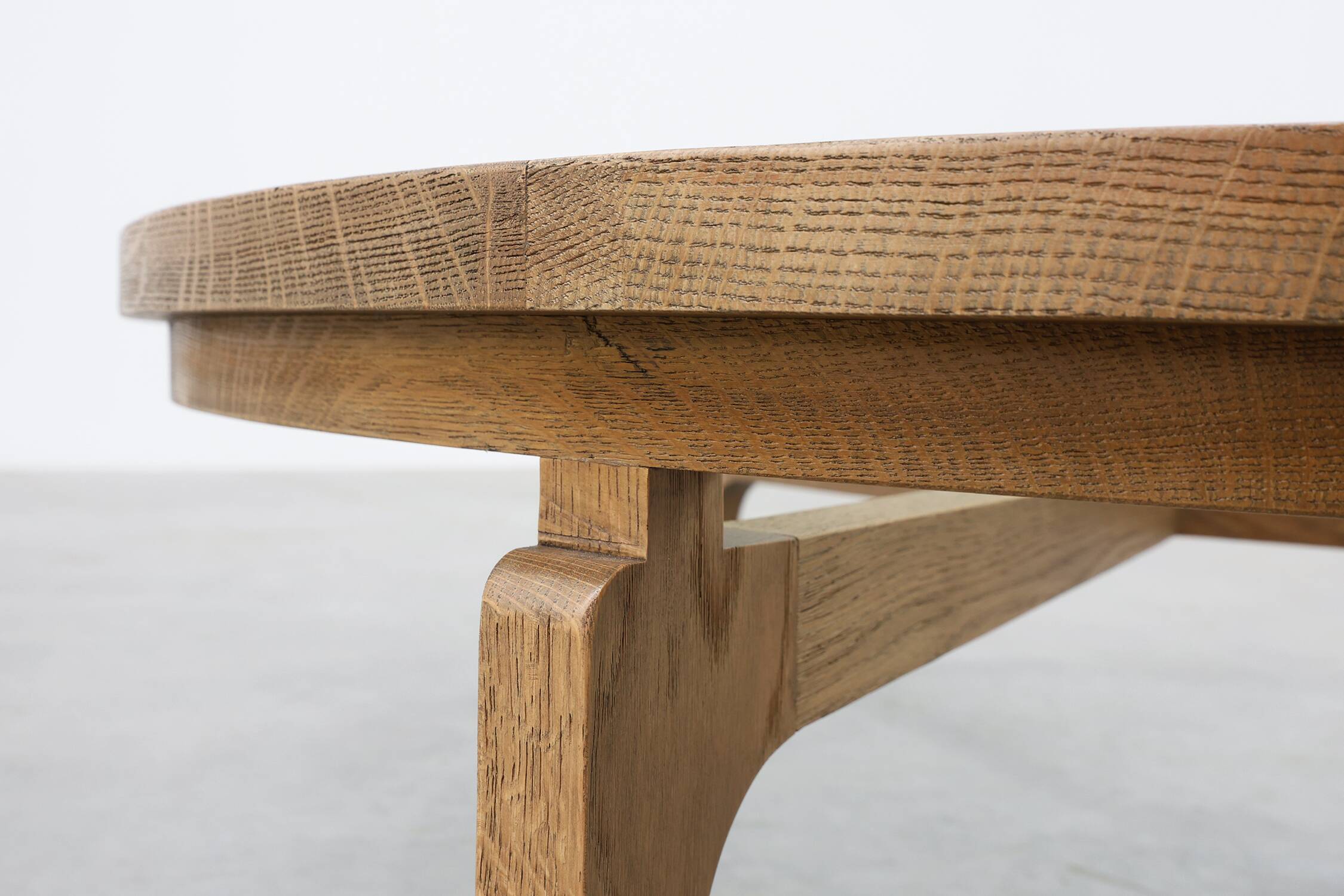 Table moderne en bois de cèdre et verre, Italie fin du 20e siècle
