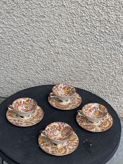 Coffee or tea service consists of 4 cups and 4 saucers in porcelain and vintage golden handles