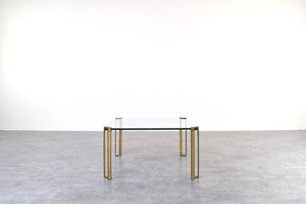 Table basse en laiton et verre Hollywood Regency par Peter Ghyczy, années 1970.
