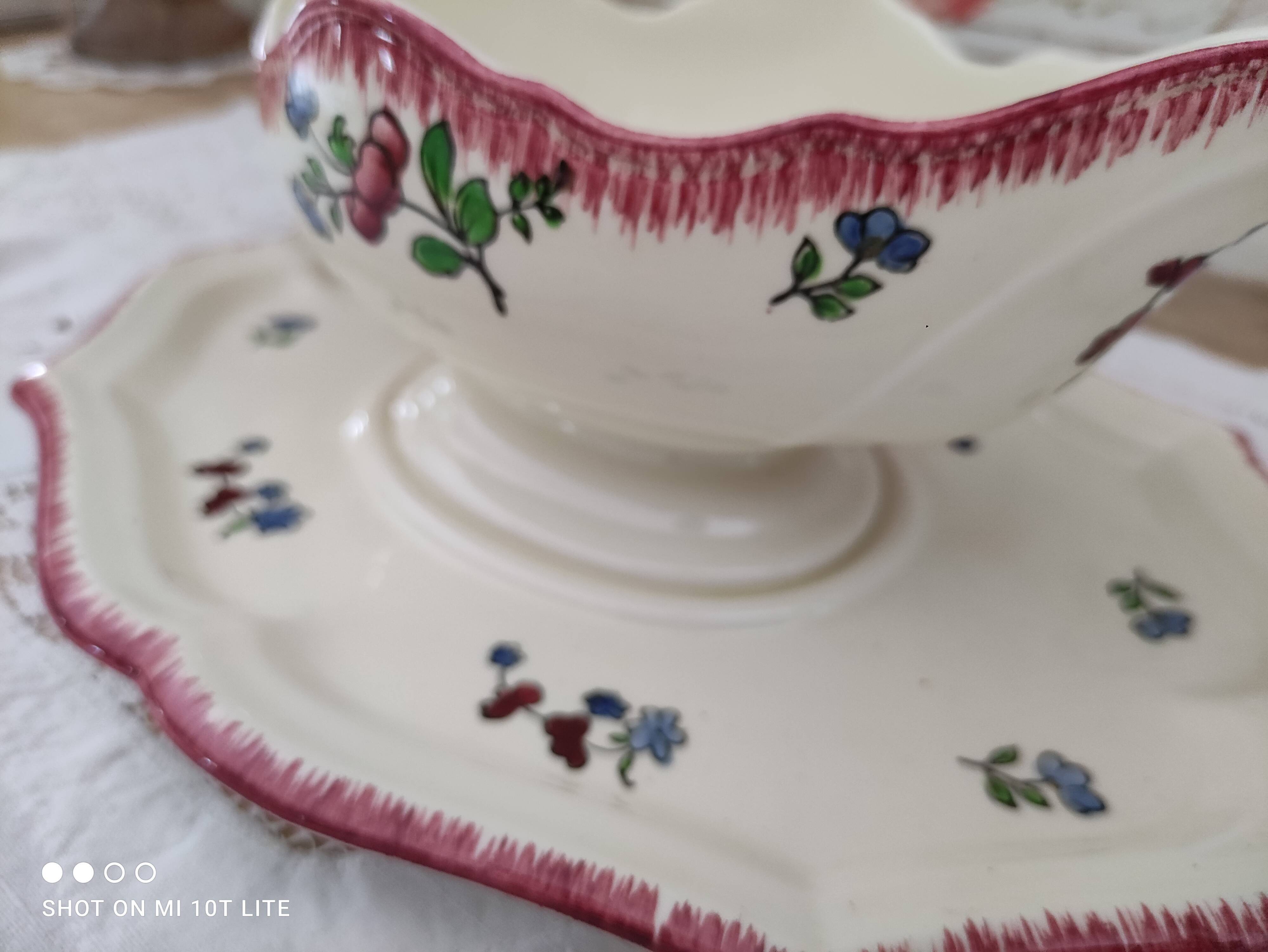 Gravy boat on frame Gien France Lorraine model