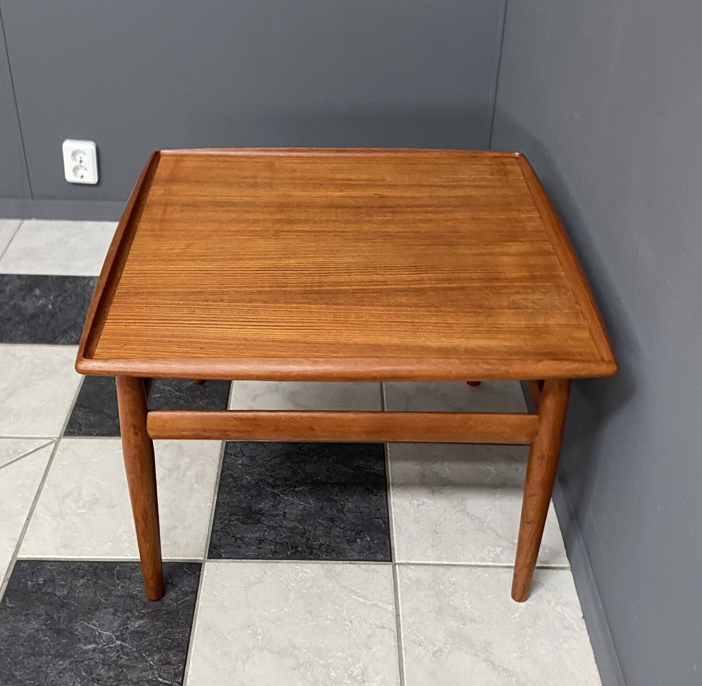 Table basse carrée en teck par Grete Jalk pour Glostrup Danemark années 1960.