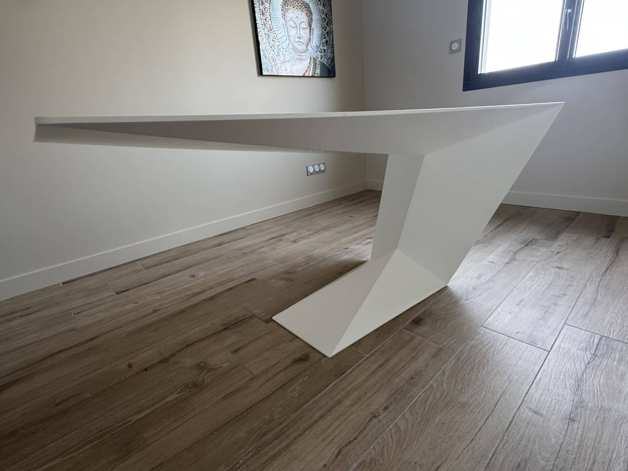 White lacquered desk model Furtif by Daniel Rode for Roche Bobois