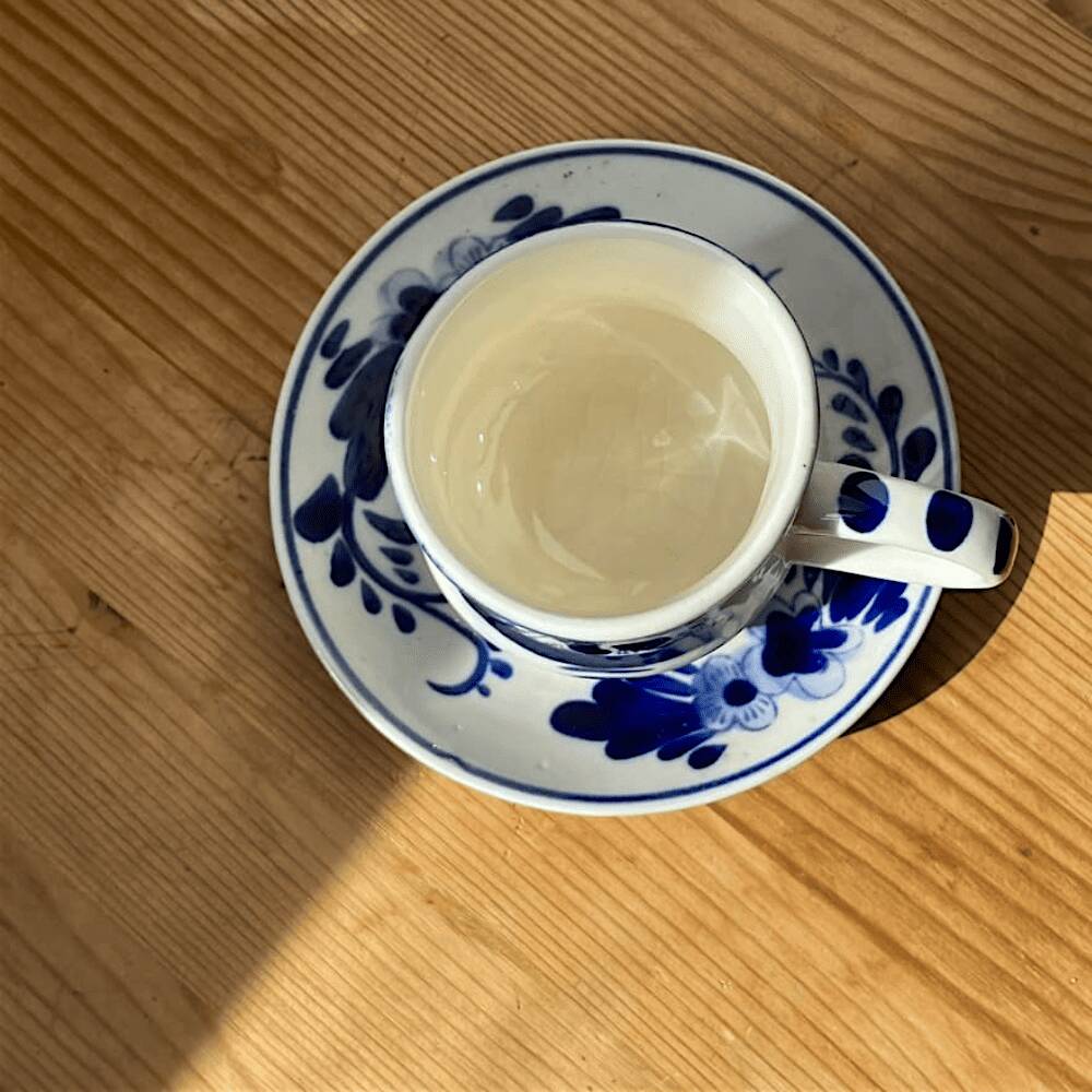 Tasse à café et soucoupe en Delft Blue peintes à la main