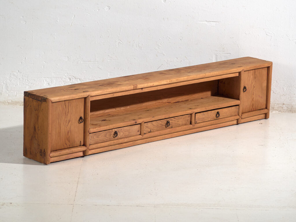 Meuble bas ancien en bois massif – Console basse chinoise du Gansu avec tiroirs – circa 1880–1920