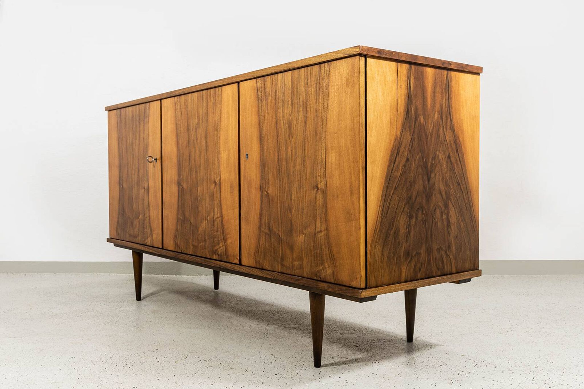 Buffet vintage en noyer de la marque Lfm, Pologne, années 1970