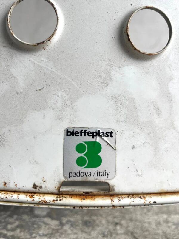 Chaise Omstak en acier laqué blanc, conçue par Rodney Kinsman pour Bieffeplast (1971). Piètement traîneau industriel