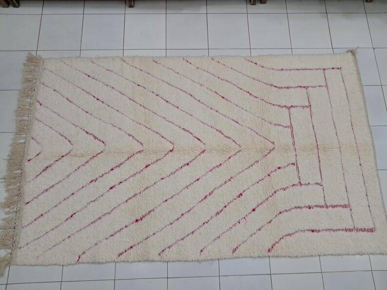 Tapis berbère marocain d’atlas avec magnifique dessin taille 150/250 cm