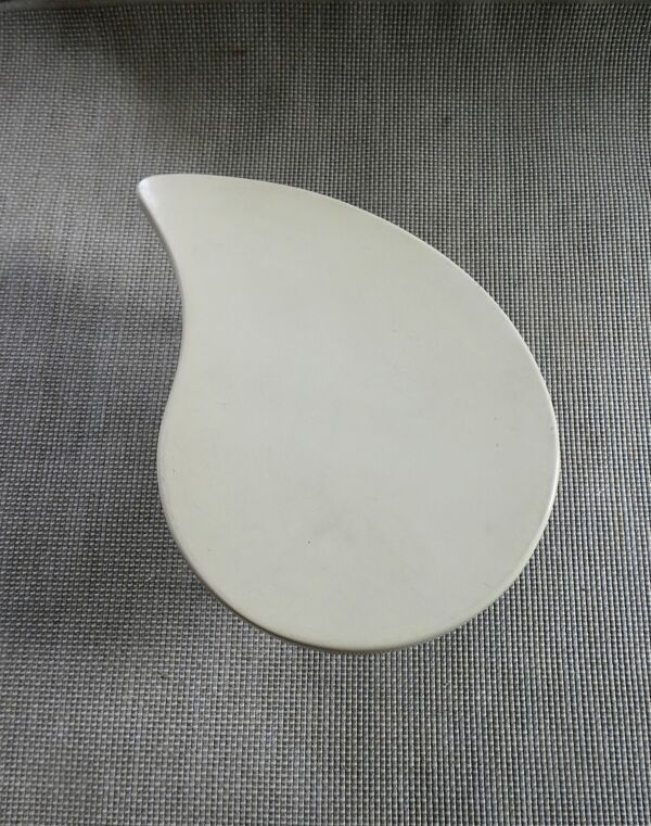 Table basse tripode, forme goutte d'eau, années 60