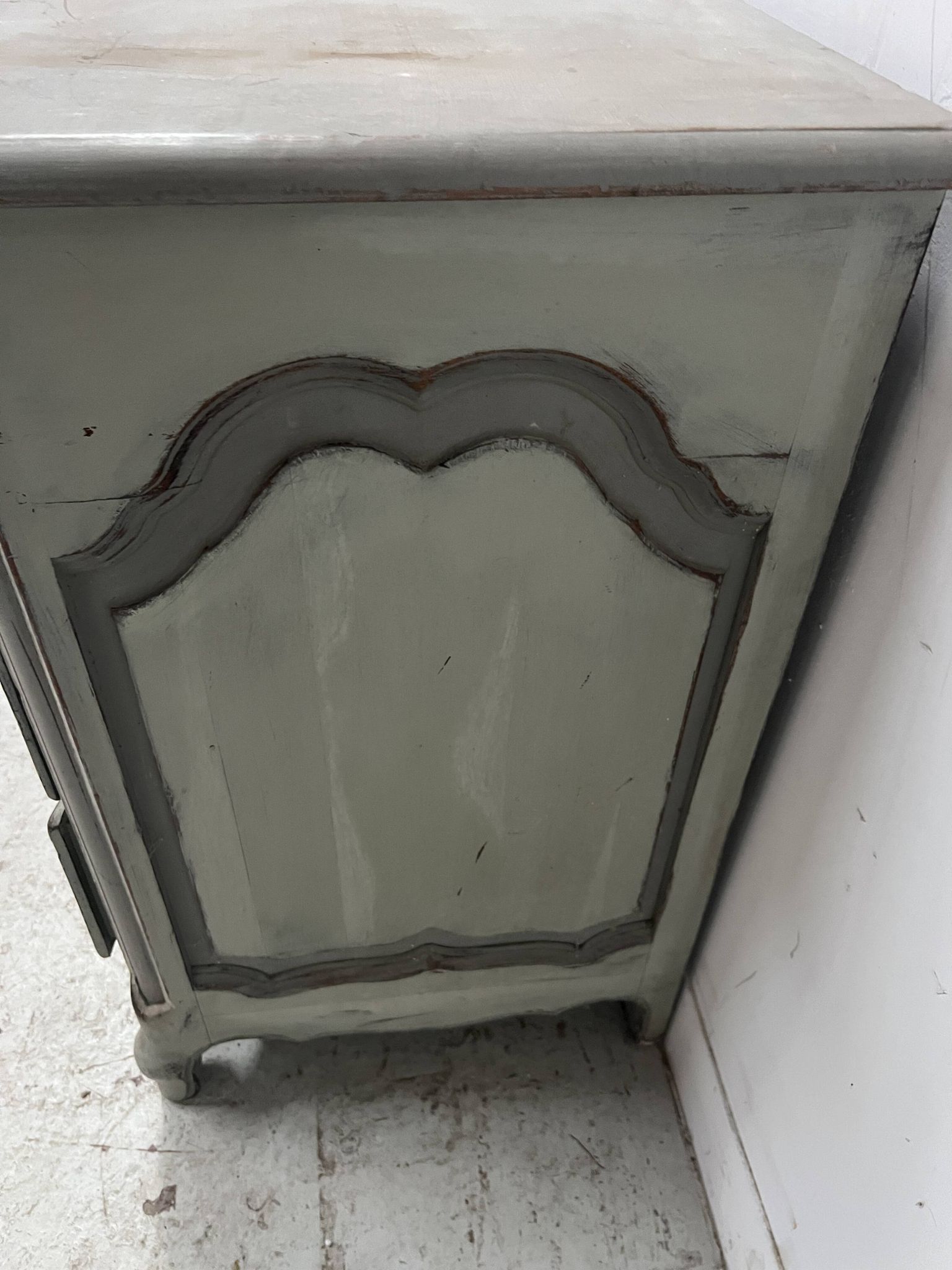 Commode arbalète de style Louis XV en chêne patiné XX siècle