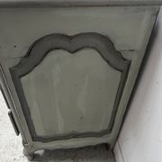 Commode arbalète de style Louis XV en chêne patiné XX siècle