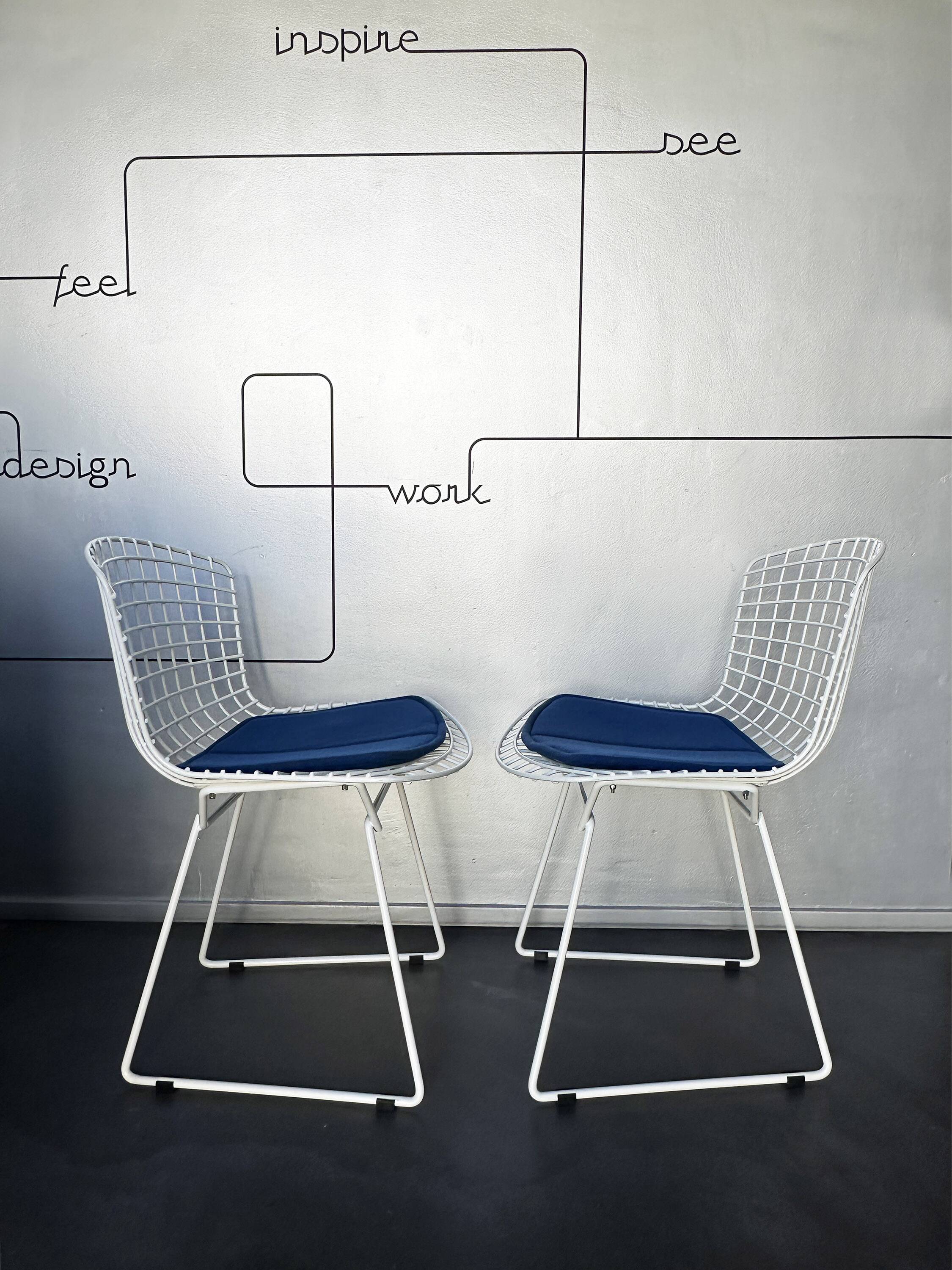 Pair of dining chairs 420 by Harry Bertoia for Knoll International, 1970s.