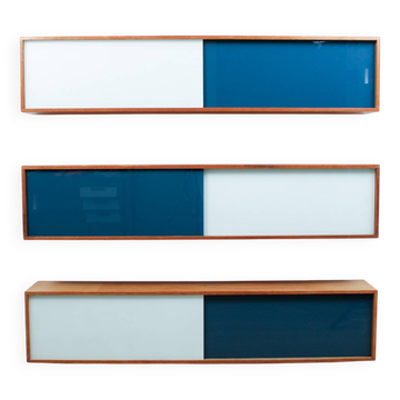 Armoires en chêne suspendues au mur de style vintage des années 50, porte coulissante en verre bleu et blanc.