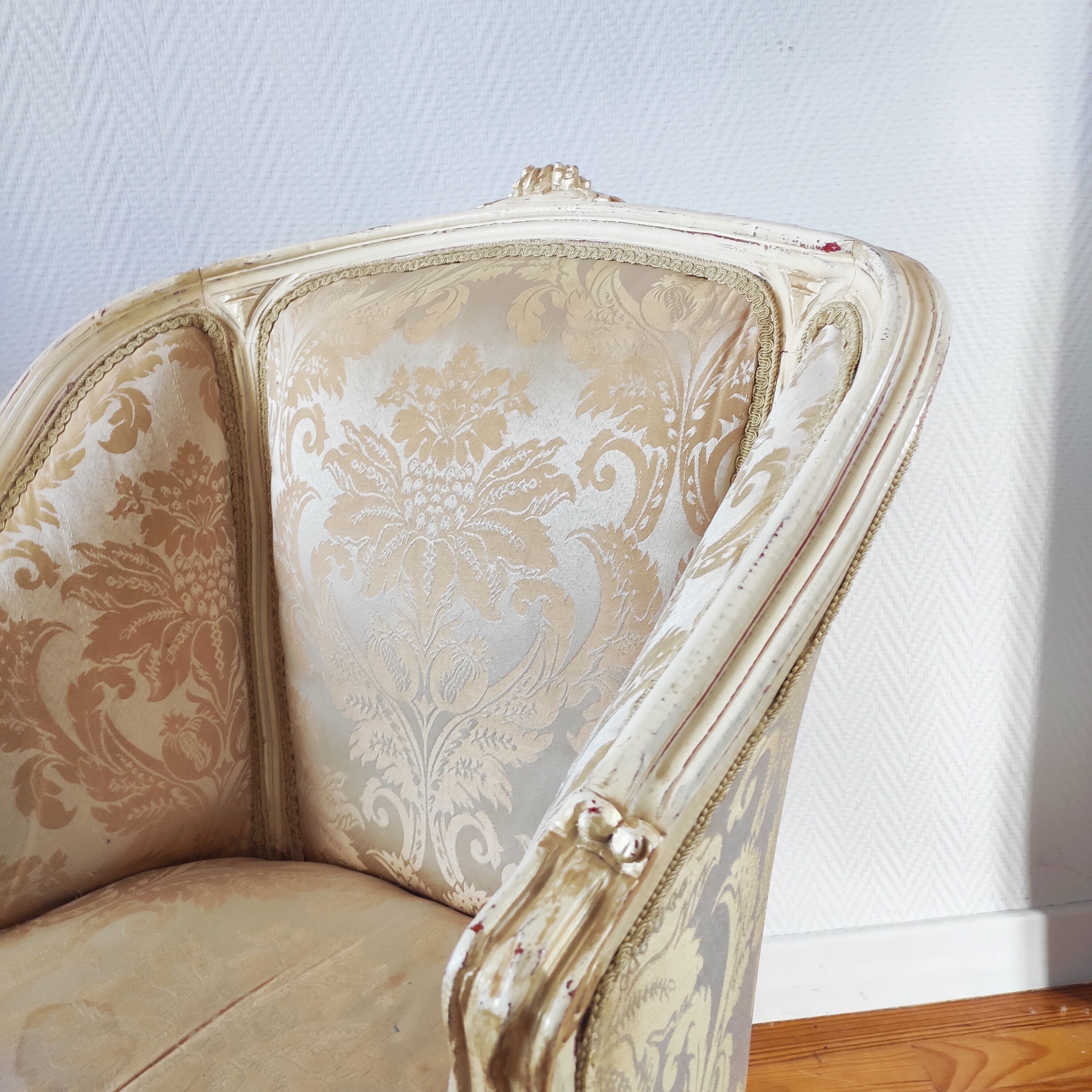 Fauteuil ancien bergère style Louis XV patiné