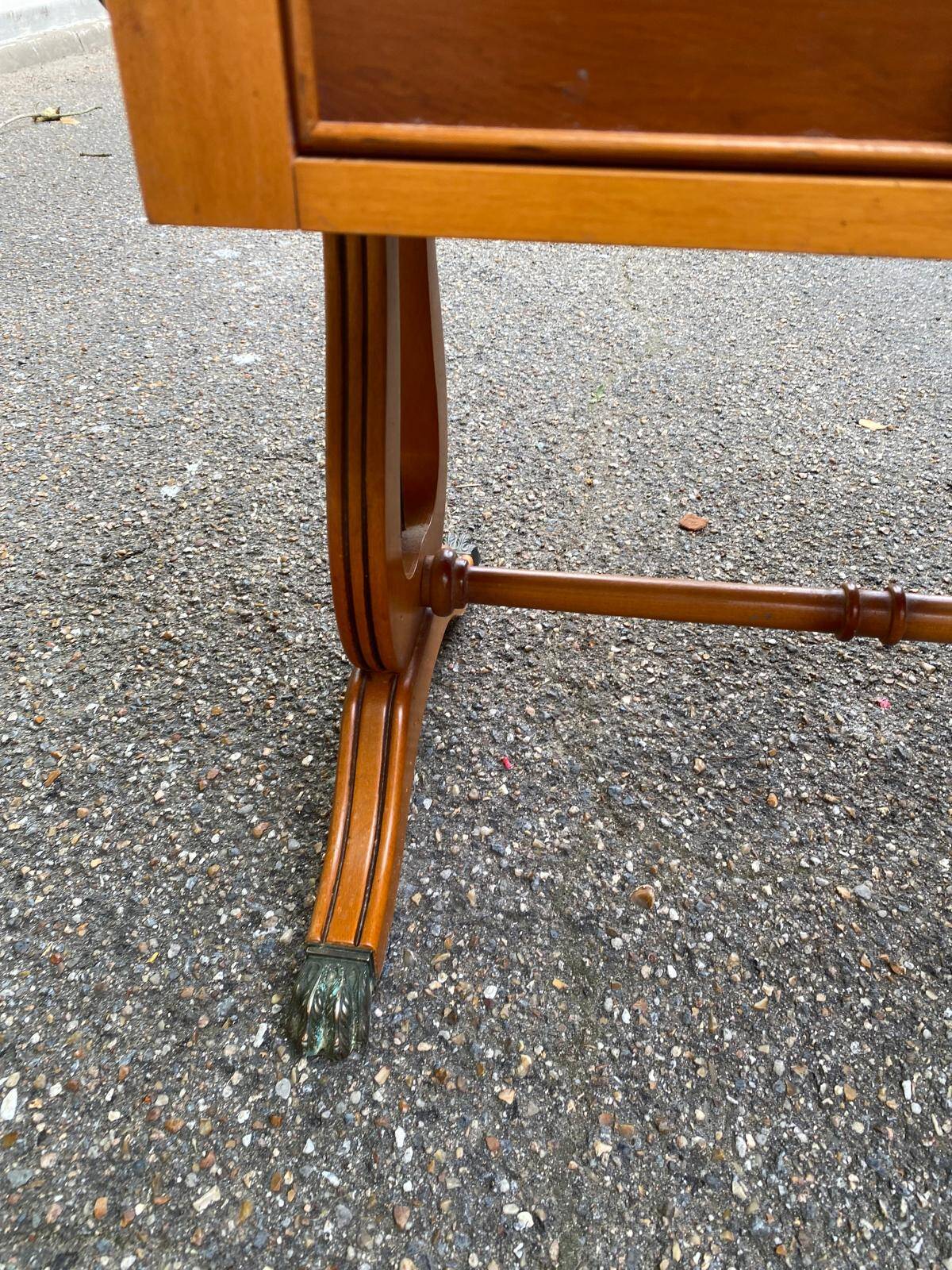 Victorian extendable coffee table in solid mahogany wood and green leather