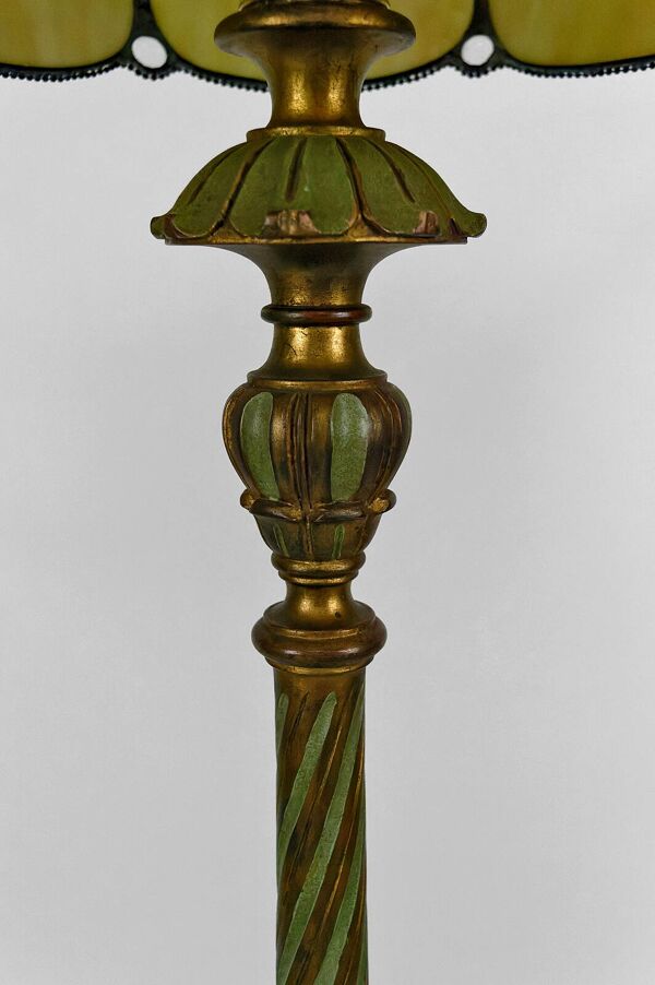 Lampadaire en bois sculpté doré et abat-jour en verre nacré, Art Déco, France, Circa 1920