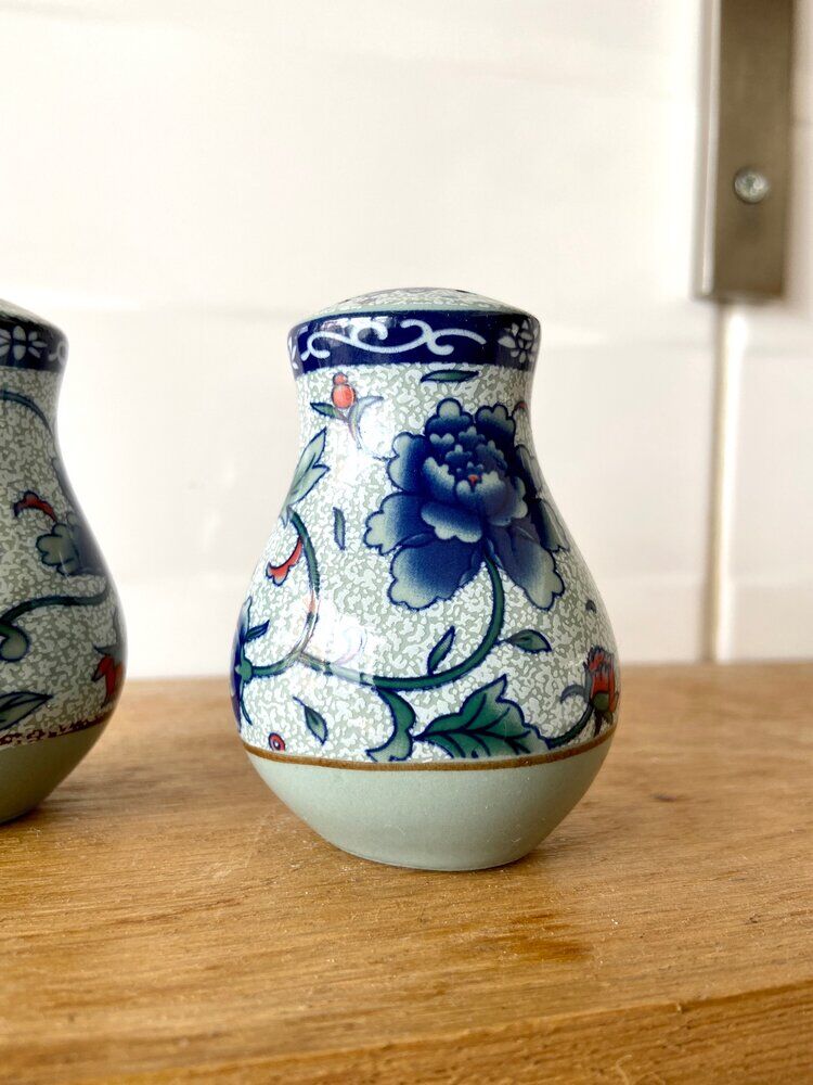 Enamelled ceramic salt and pepper