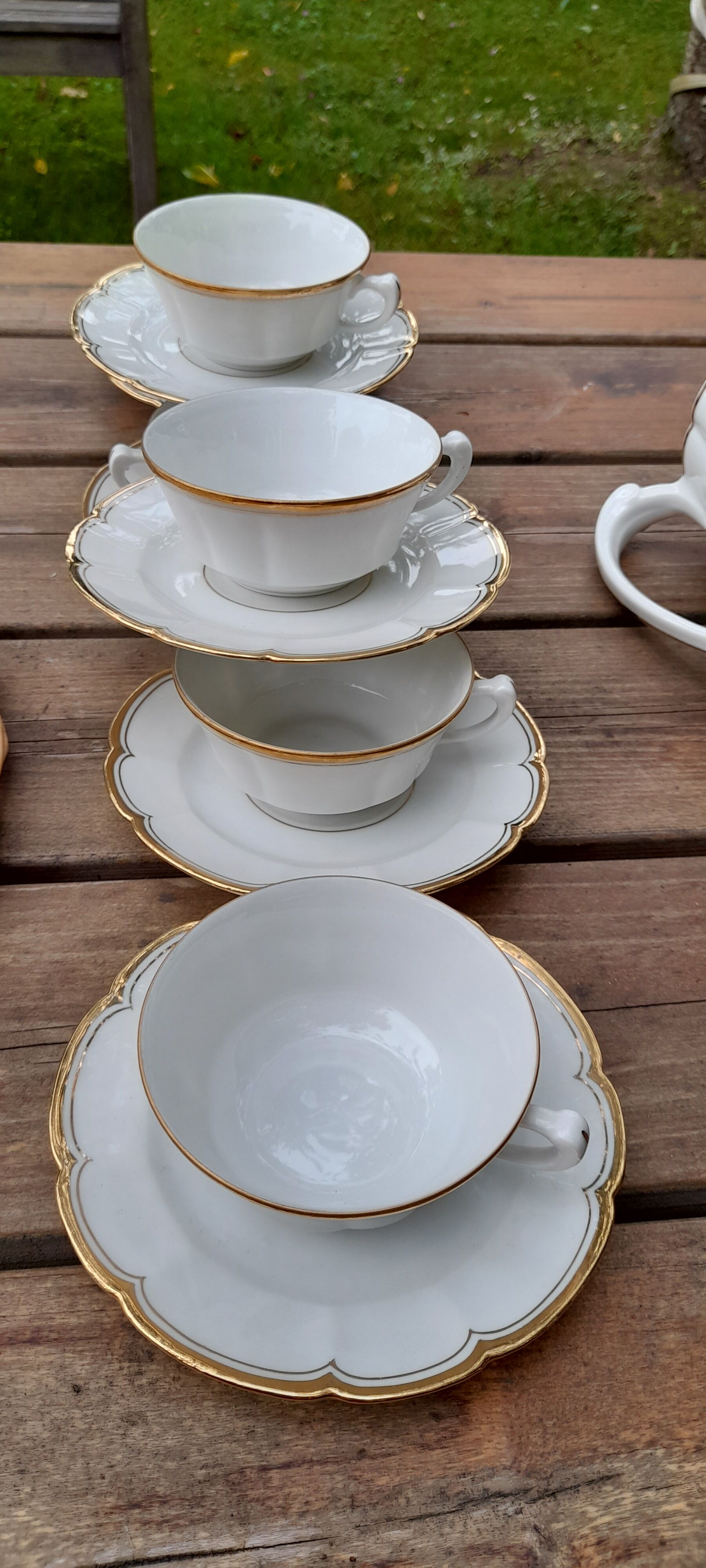 Tasses et sous-tasses en véritable porcelaine de limoges, blanche liseré doré, vintage