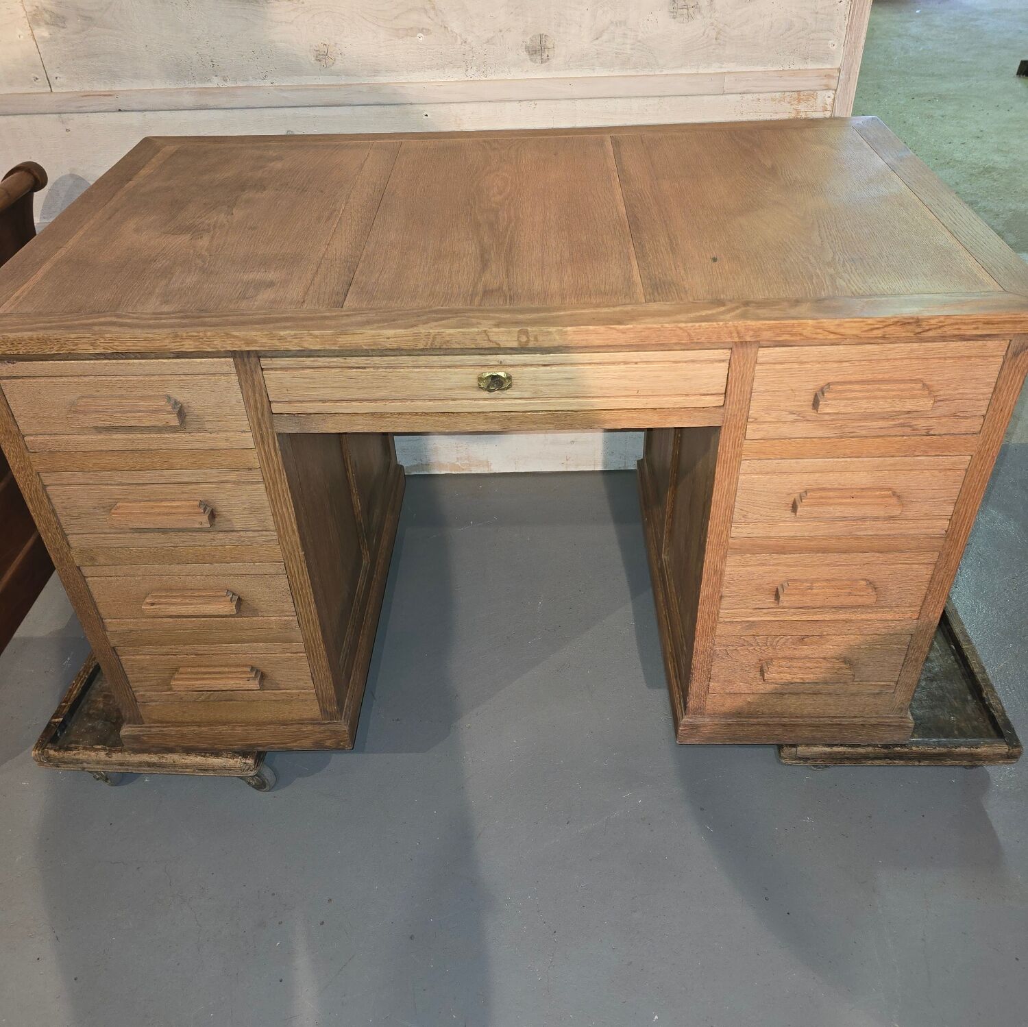 Pedestal desk