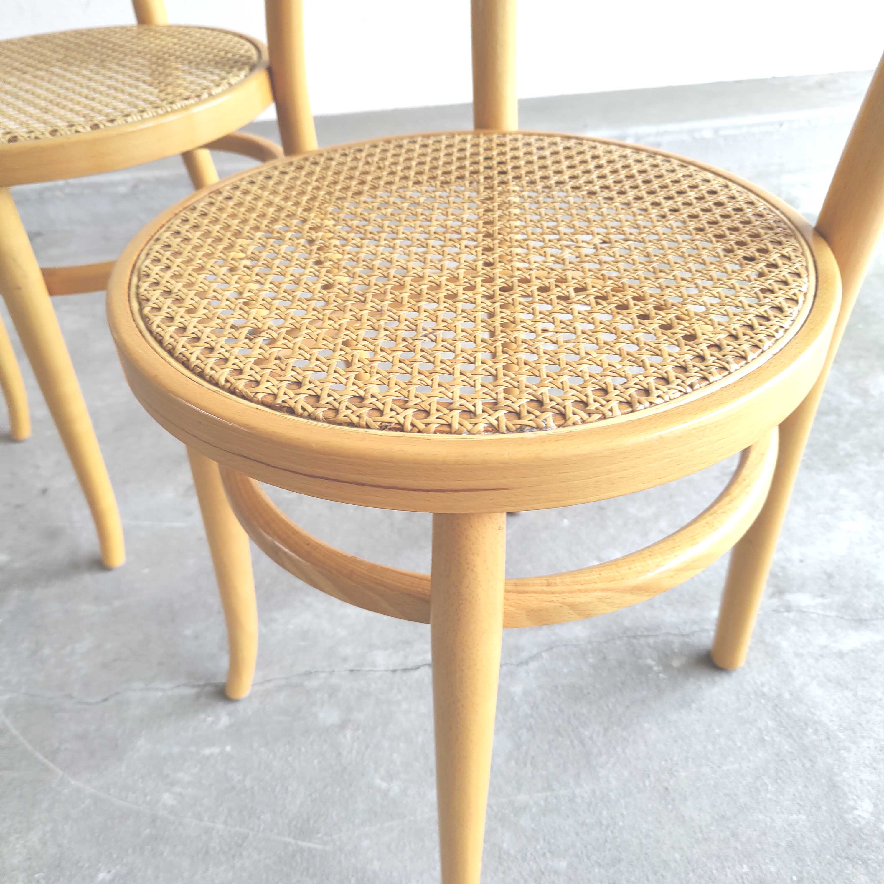 Paire chaises Baumann bois clair et cannage