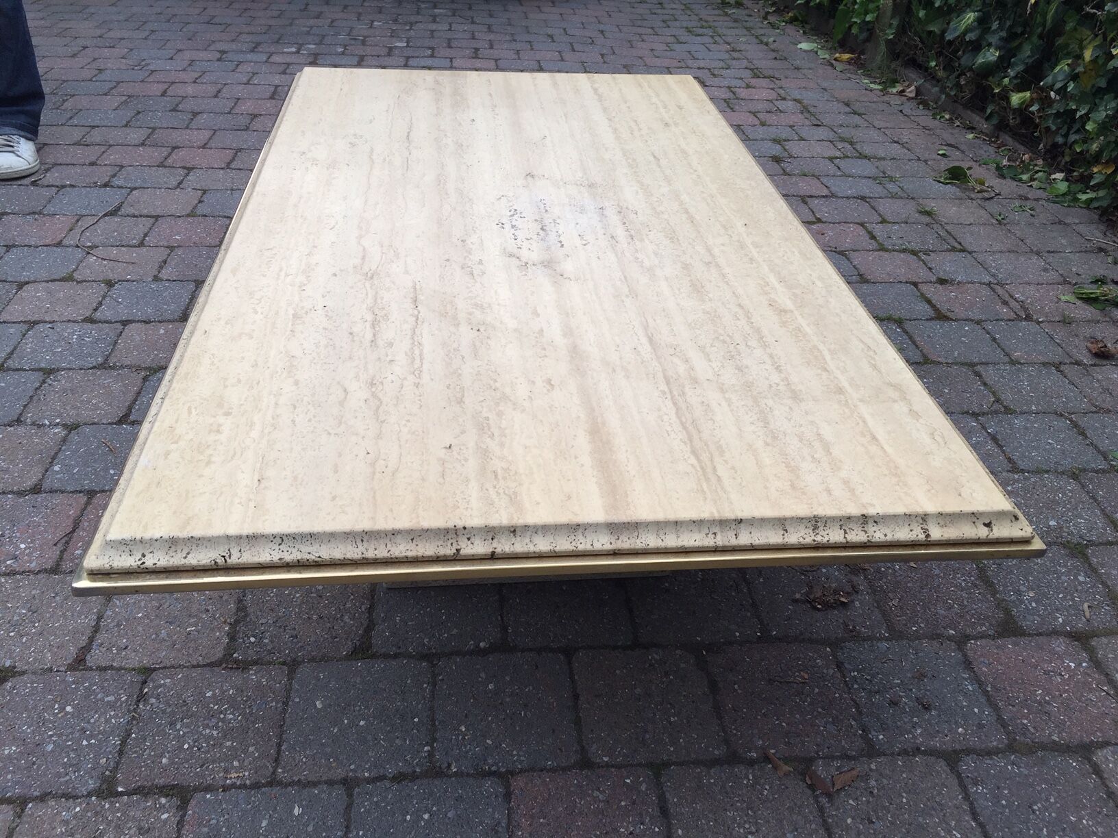 Table basse vintage en travertin et laiton de Fedam 1970