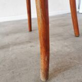 Fauteuil vintage en bois courbé : chaise de pub irlandaise en similicuir rouge des années 1970